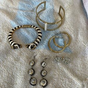 Lot of costume jewelry mix of gold & silver
